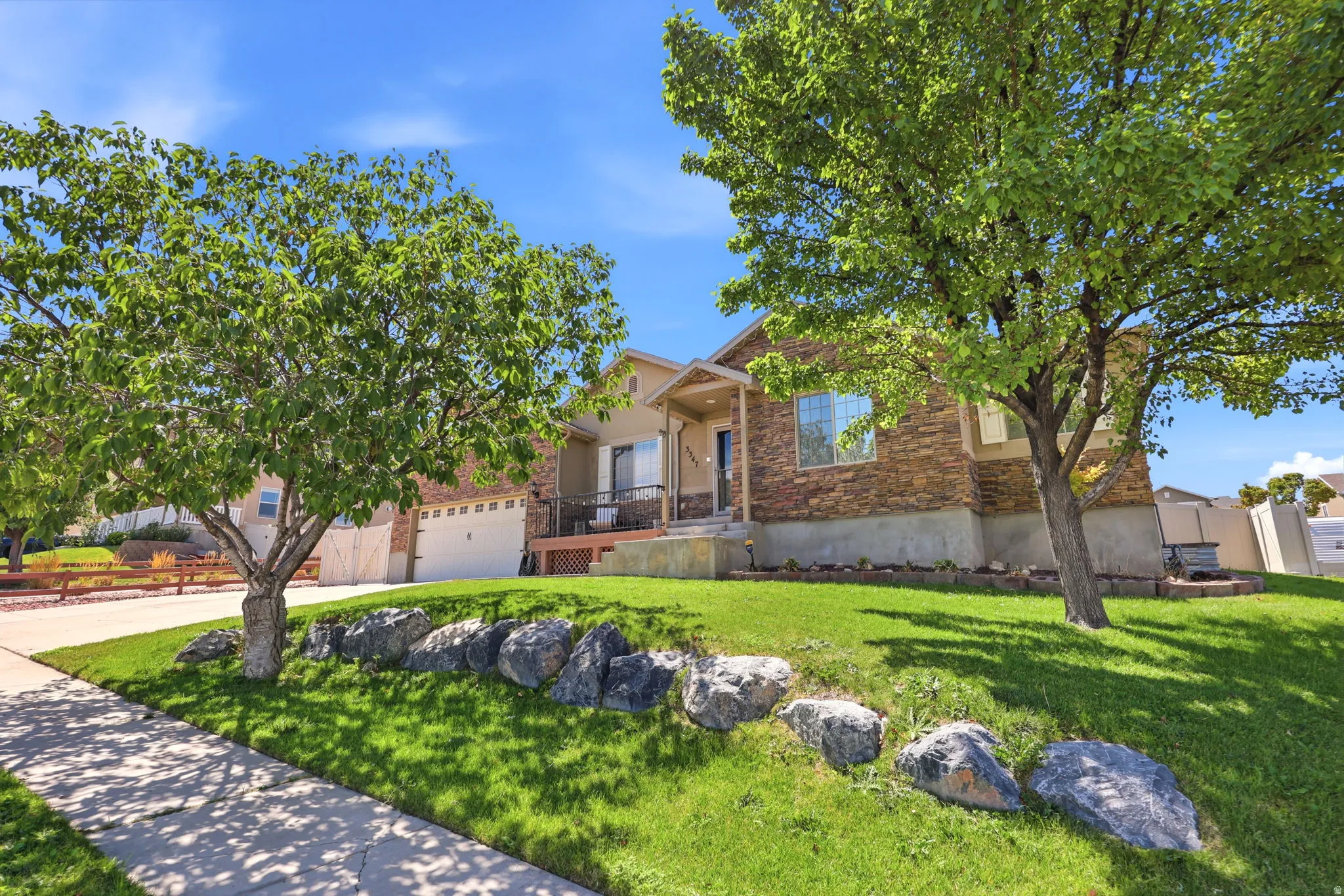 Single-story residence featuring a stone and stucco exterior