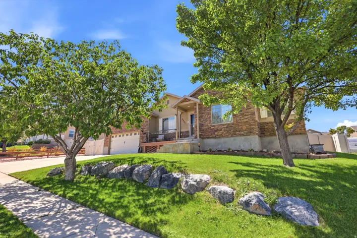Single-story residence featuring a stone and stucco exterior