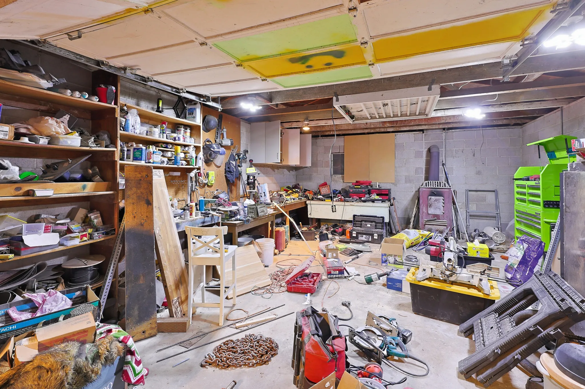 Spacious garage/shop