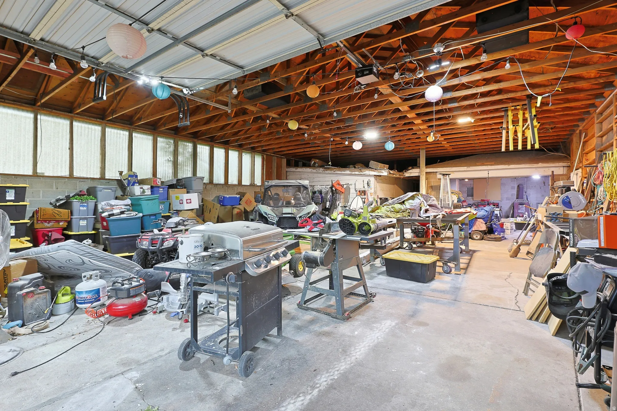 Spacious garage/shop