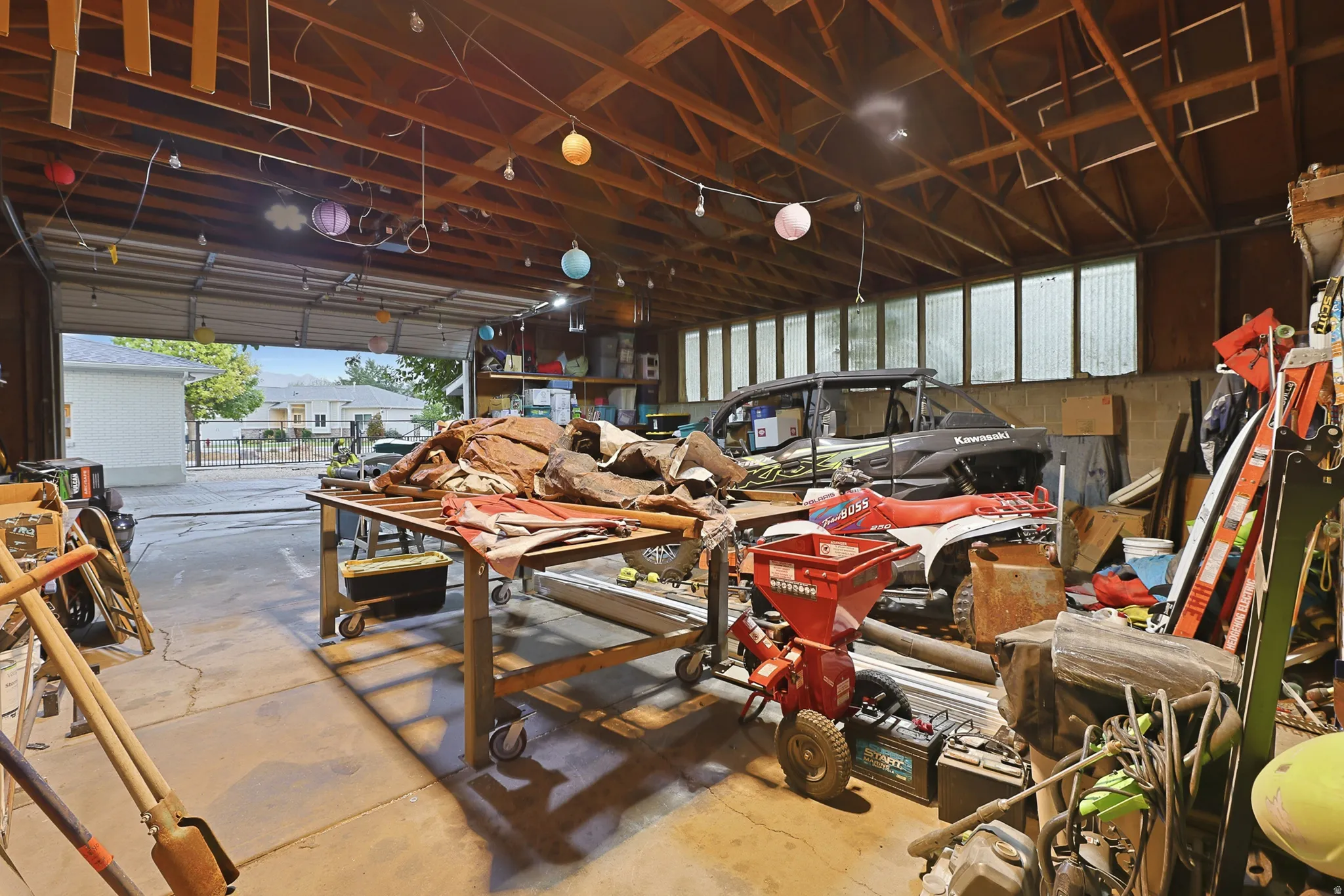 Spacious garage/shop