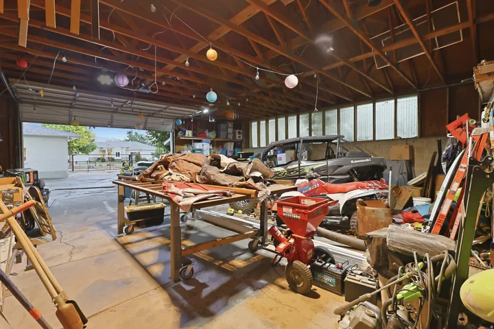 Spacious garage/shop