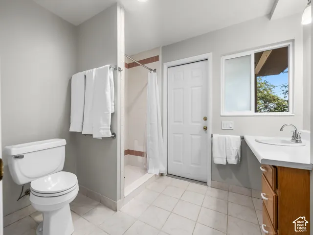 Bathroom attached to the primary bedroom.