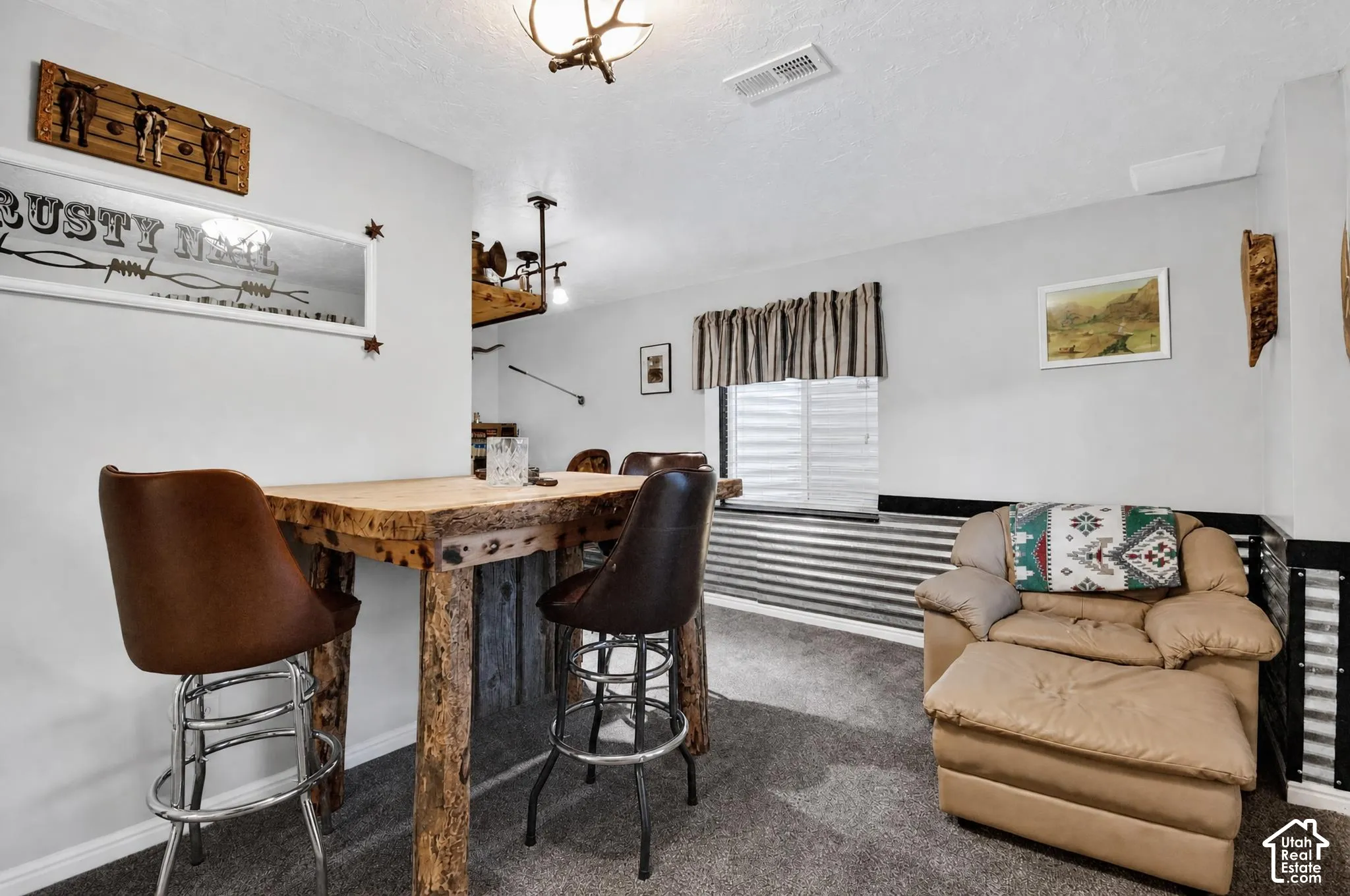 Basement entertaining lounge