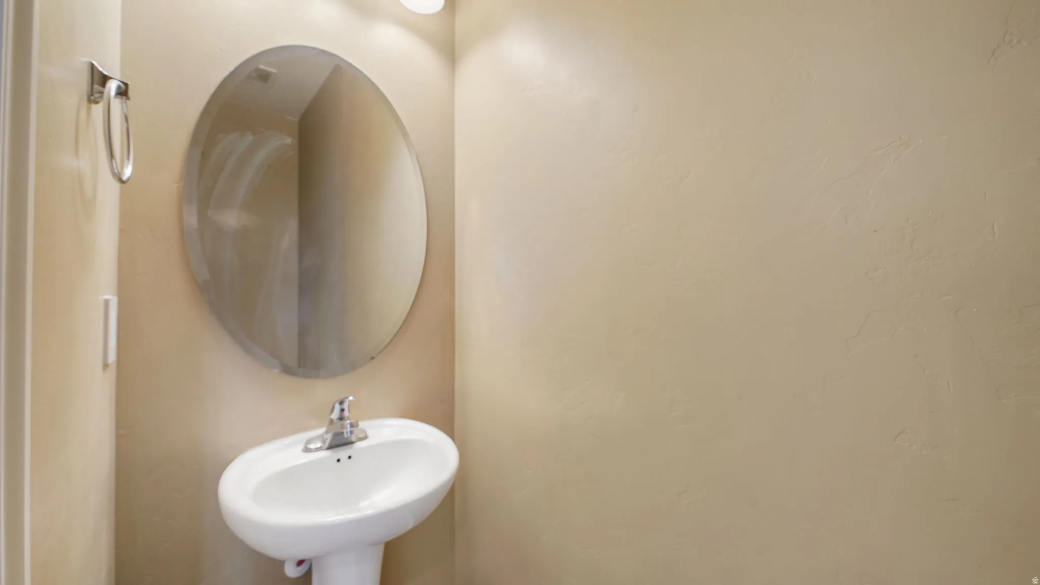 Main floor 1/2 bathroom