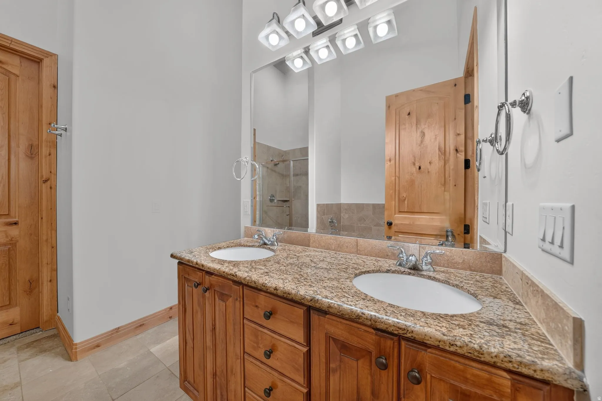 Dual vanity featuring granite countertops and undermount sinks