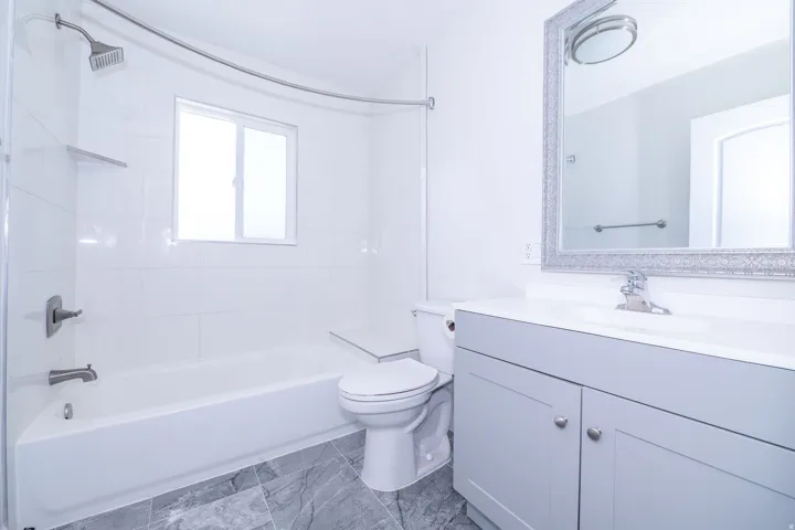 Upstairs Full Bathroom