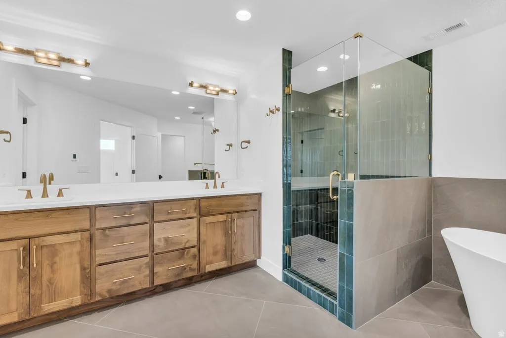 Dual vanity with white countertops and brass fixtures