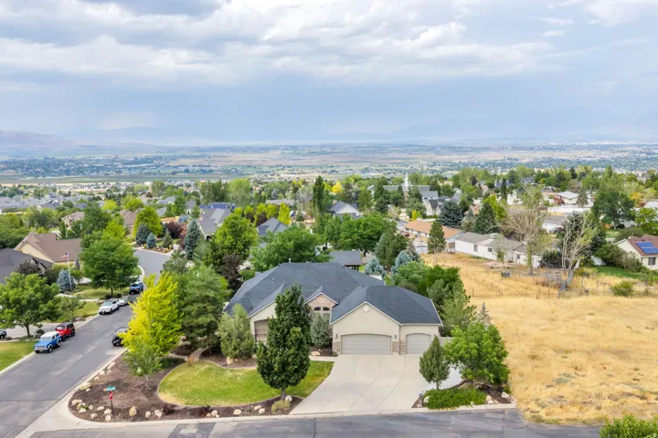 Expansive suburban setting with a distinct neighborhood layout