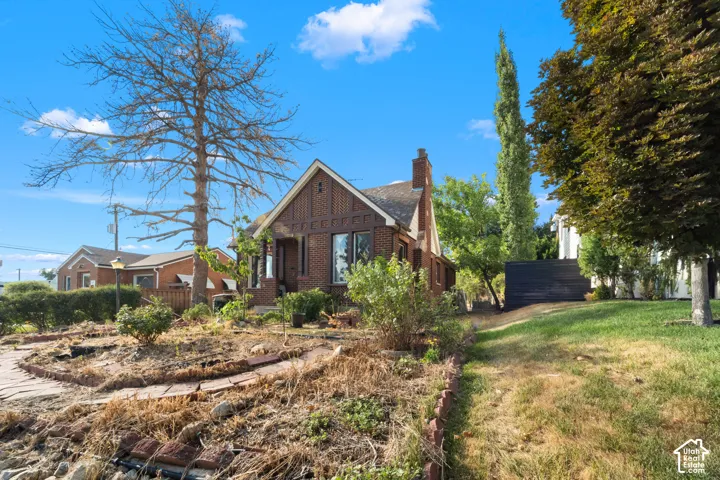 Easy access to the University of Utah, downtown, and Foothill Village.