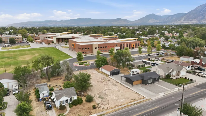 Expansive undeveloped lot presenting a significant building opportunity
