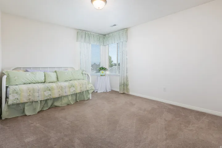 Corner windows with horizontal blinds and decorative valance