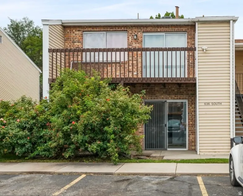 Single level living in lower unit condo.  Main Floor--no step entry.  Close to BYU, Utah Valley Regional Hospital, Front Runner Etc.