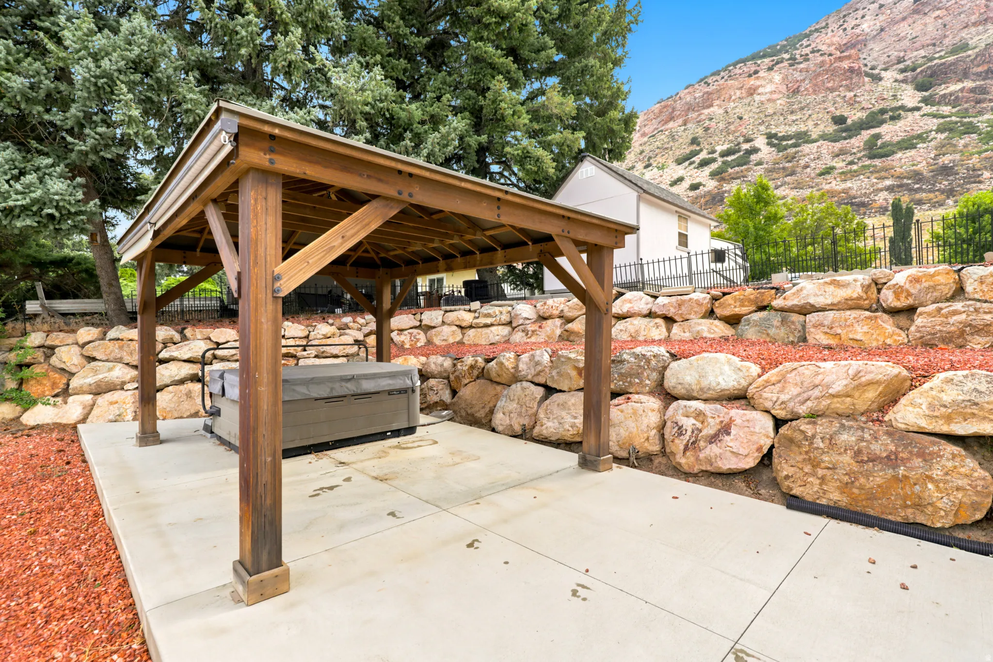 Gazebo, hot tub, gorgeous mountain views and sunset