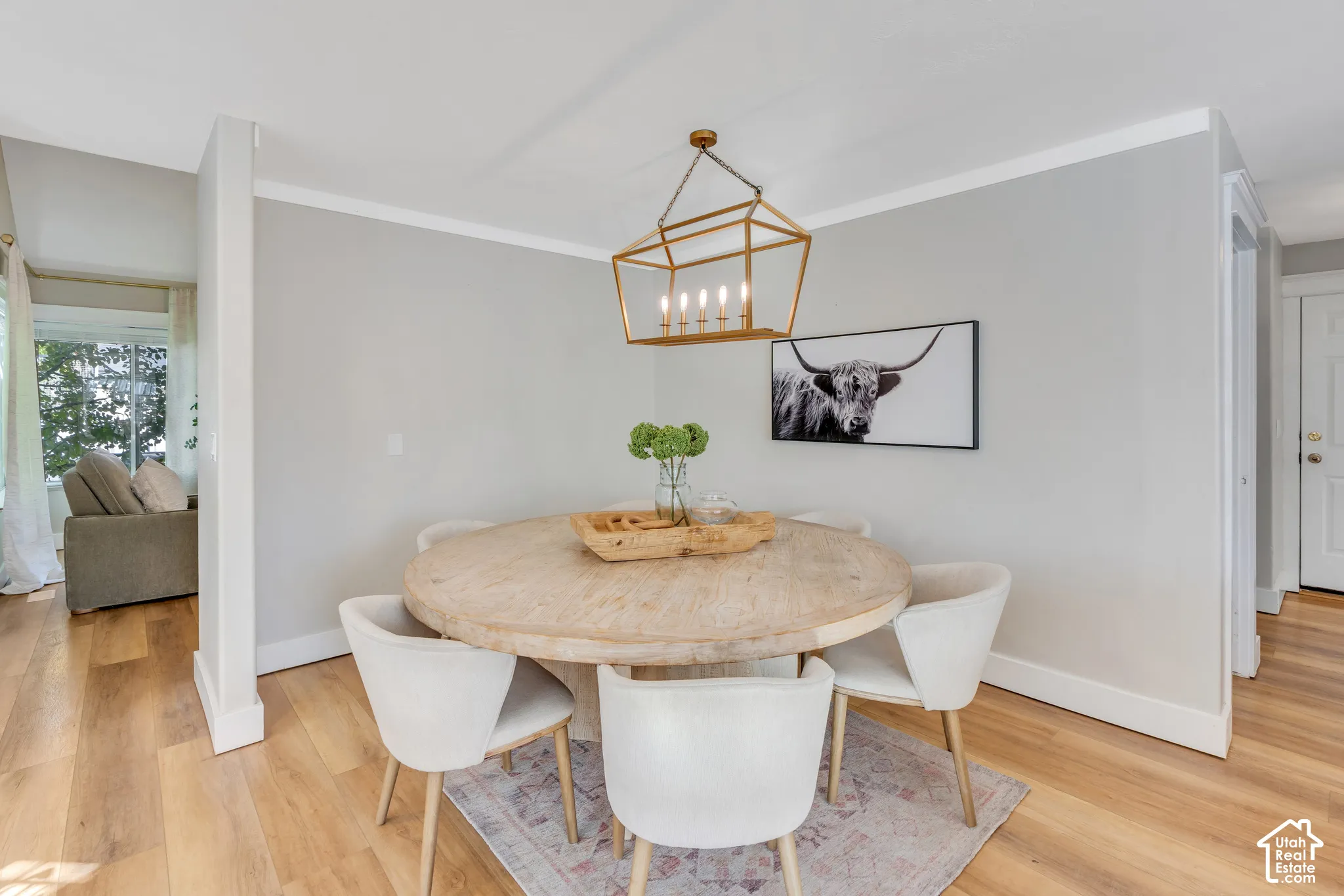 Offering a great space to greet and entertain guests!