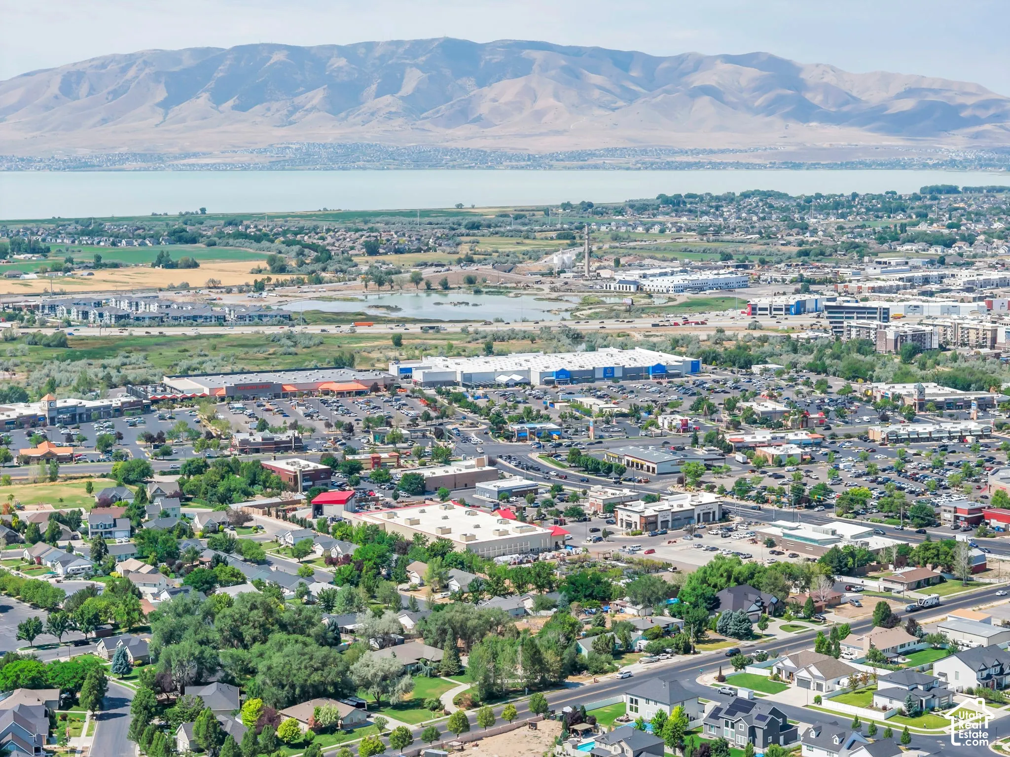 5 min from Costco, Walmart, dining and shopping centers!
