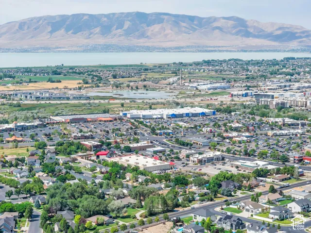 5 min from Costco, Walmart, dining and shopping centers!