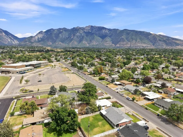 Expansive neighborhood setting featuring mature trees and established residential properties