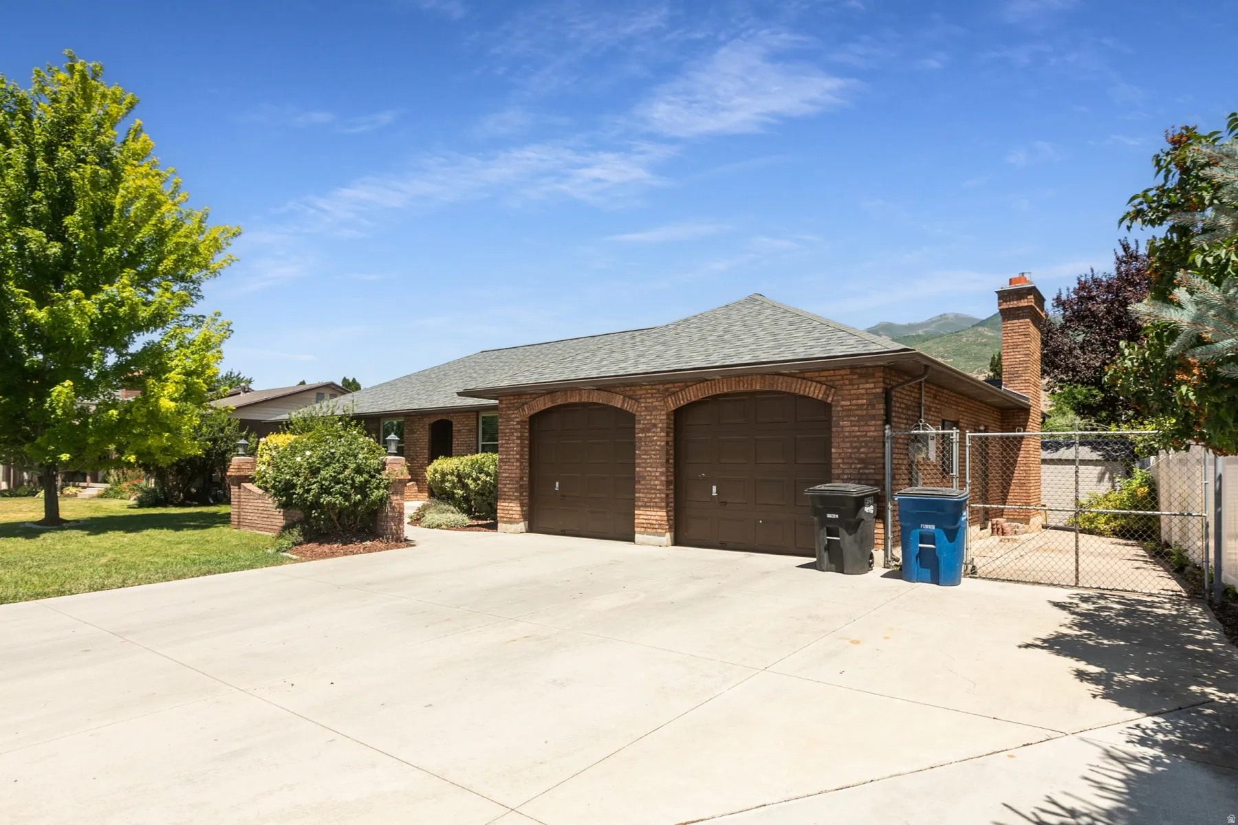 RV Parking and fenced yard!