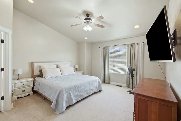 Vaulted ceiling featuring a ceiling fan with integrated lighting and recessed lighting