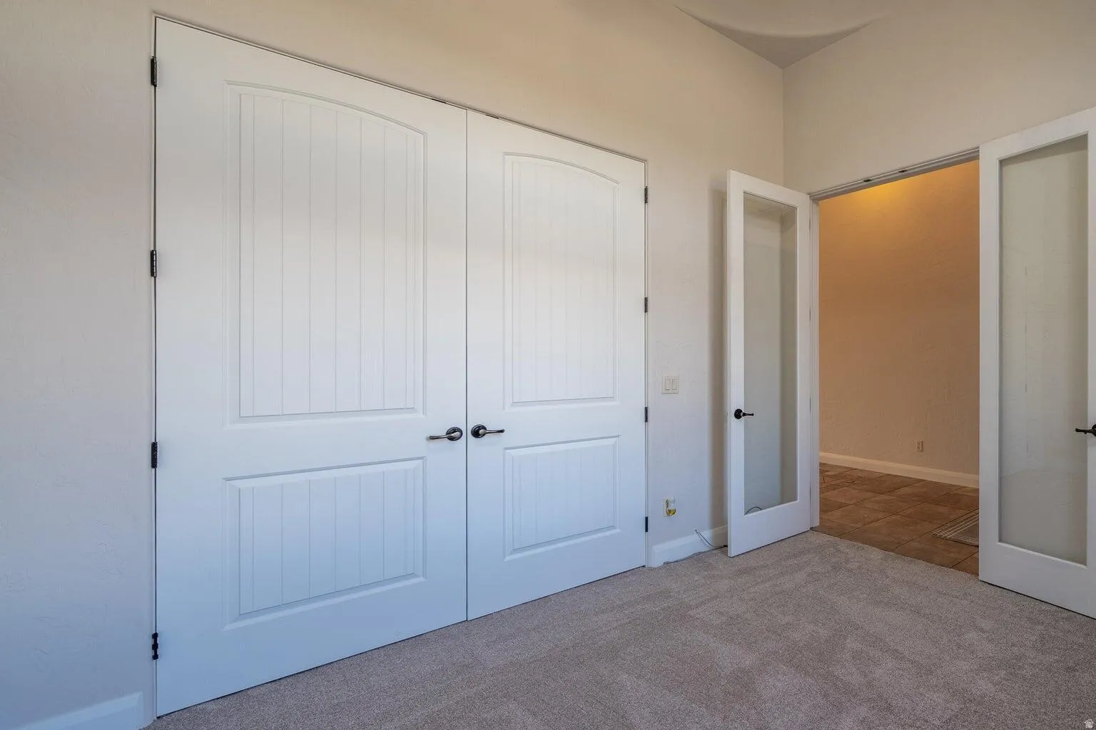 Front Office / Den off entry