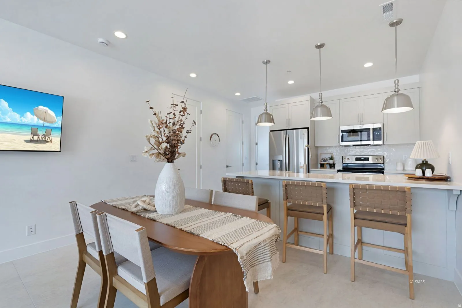 Open-concept kitchen and dining area featuring recessed lighting
