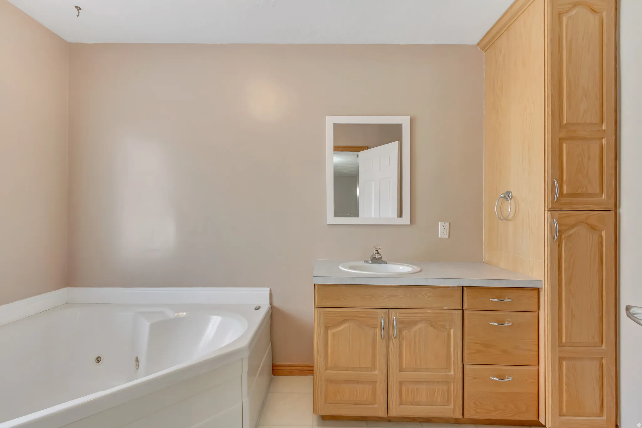 Corner jetted tub featuring a white finish