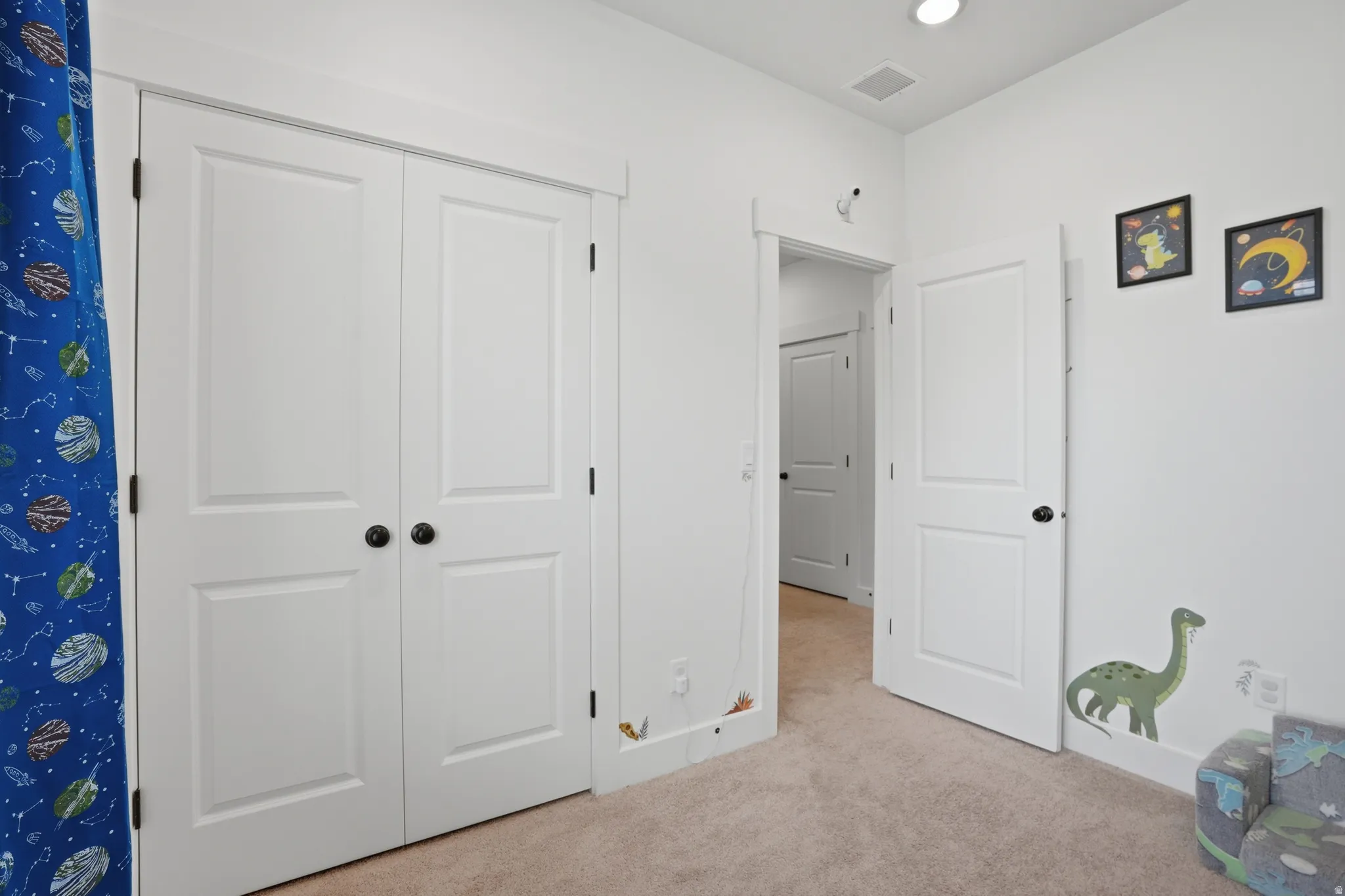 Neutral tone wall paint with soft carpeting