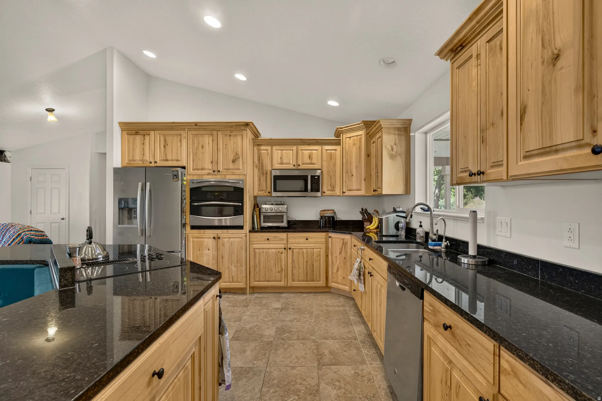 Kitchen - tile flooring