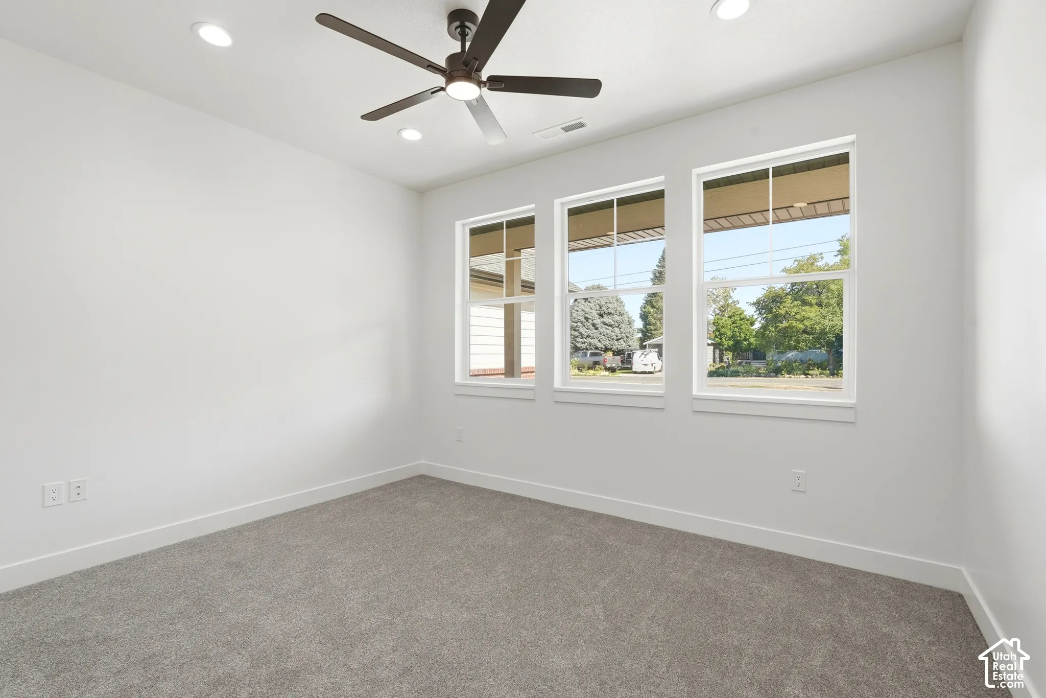 Neutral wall paint and plush carpeting