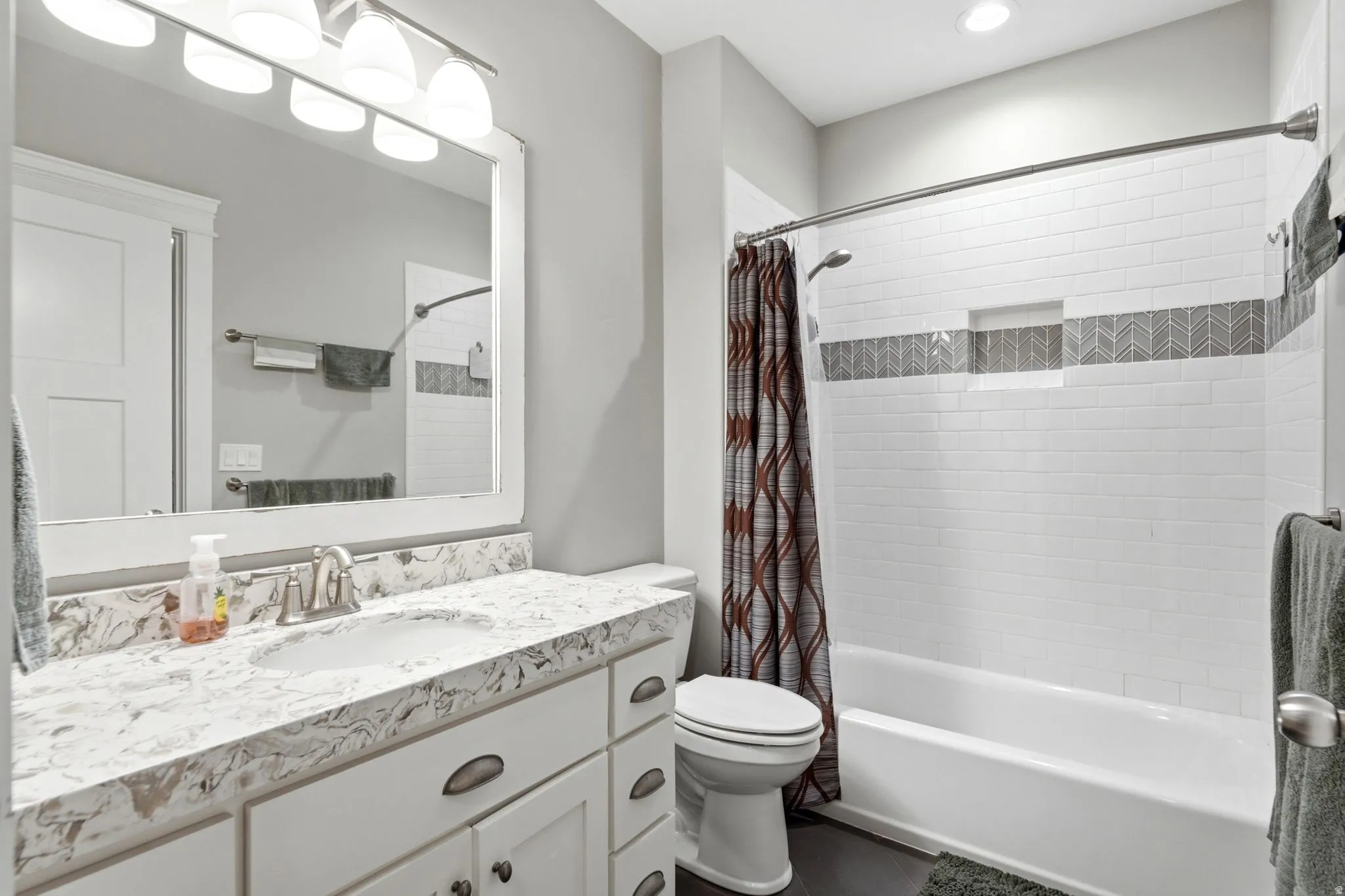 Lower level bedroom en-suite full bathroom