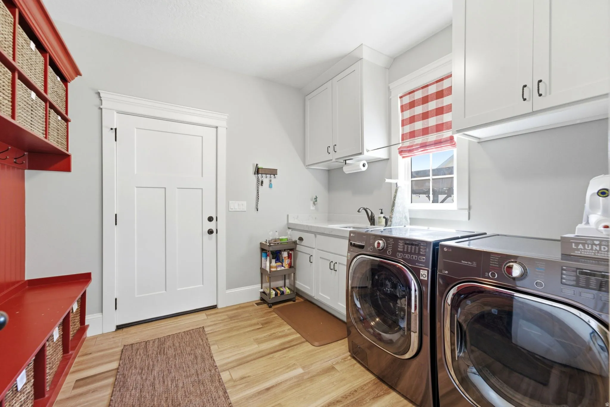 Laundry room/mud room-access to the garage