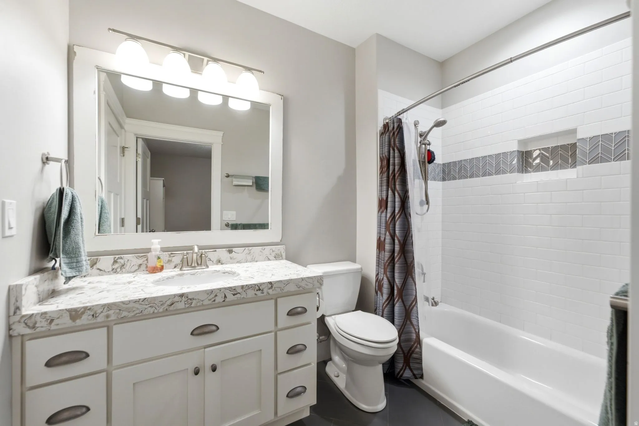 Lower level bedroom en-suite full bathroom