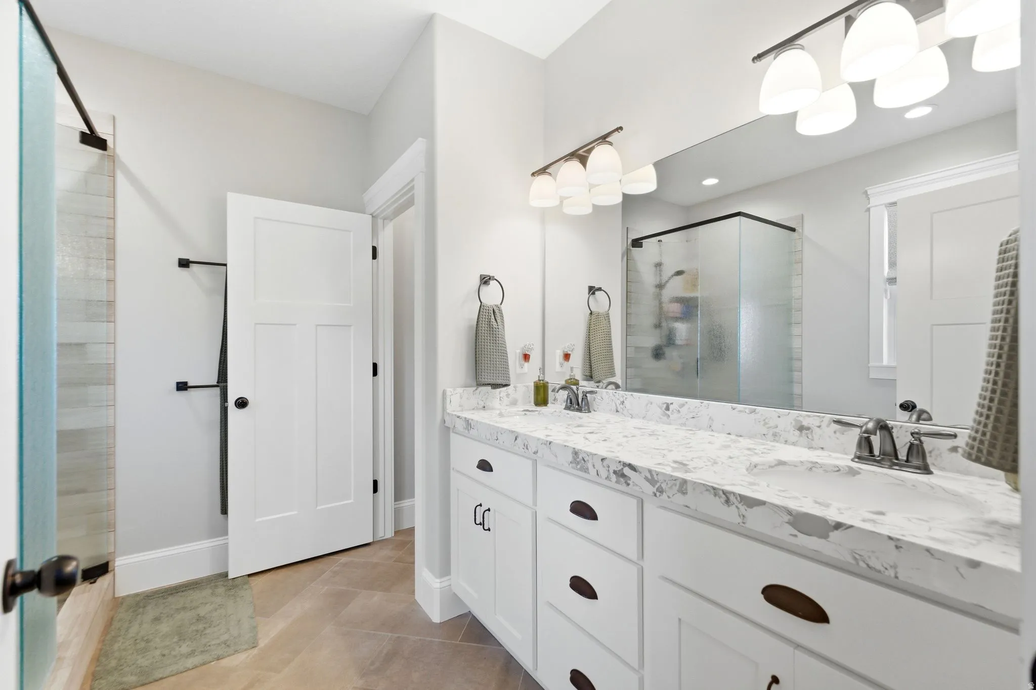 Primary en-suite