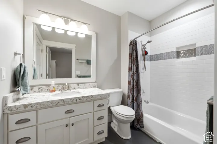 Lower level bedroom en-suite full bathroom