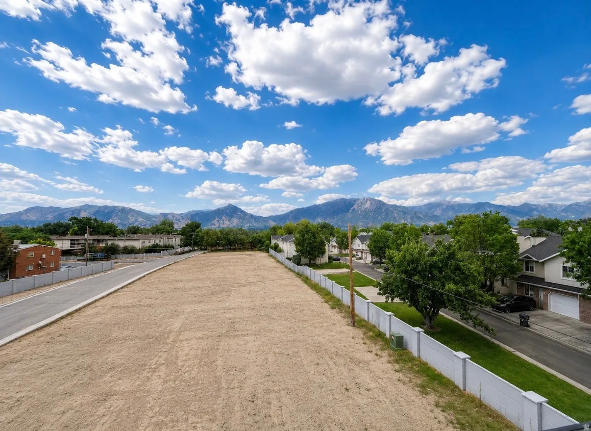 Expansive, level land parcel with a clear, buildable area