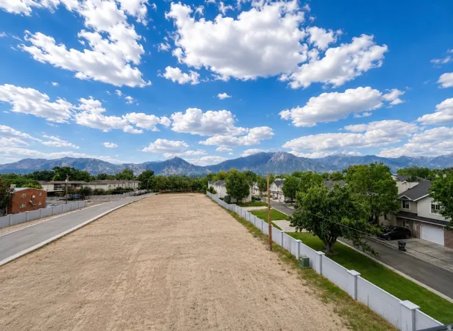 Expansive, level land parcel with a clear, buildable area