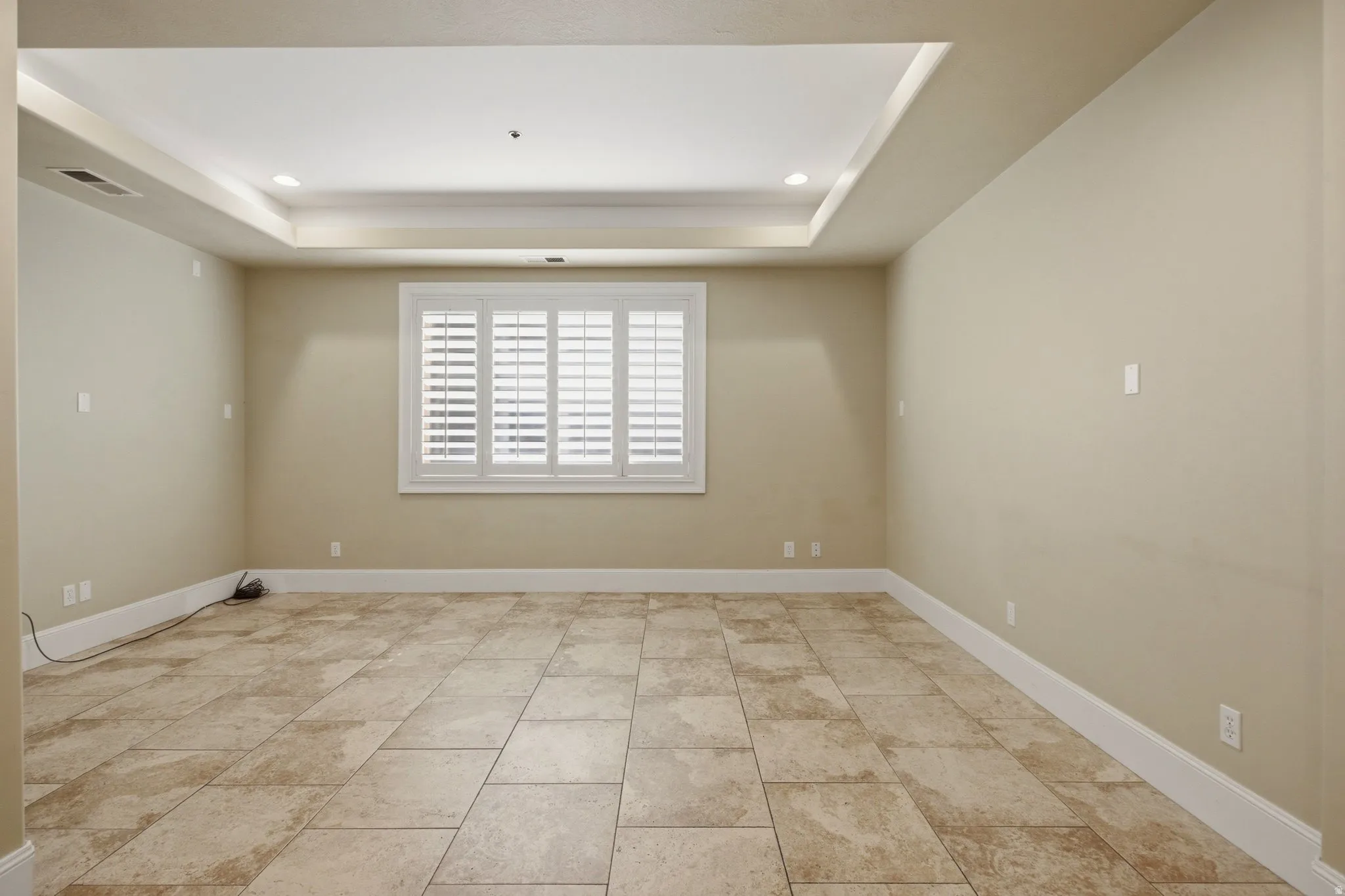 Recessed ceiling with integrated lighting