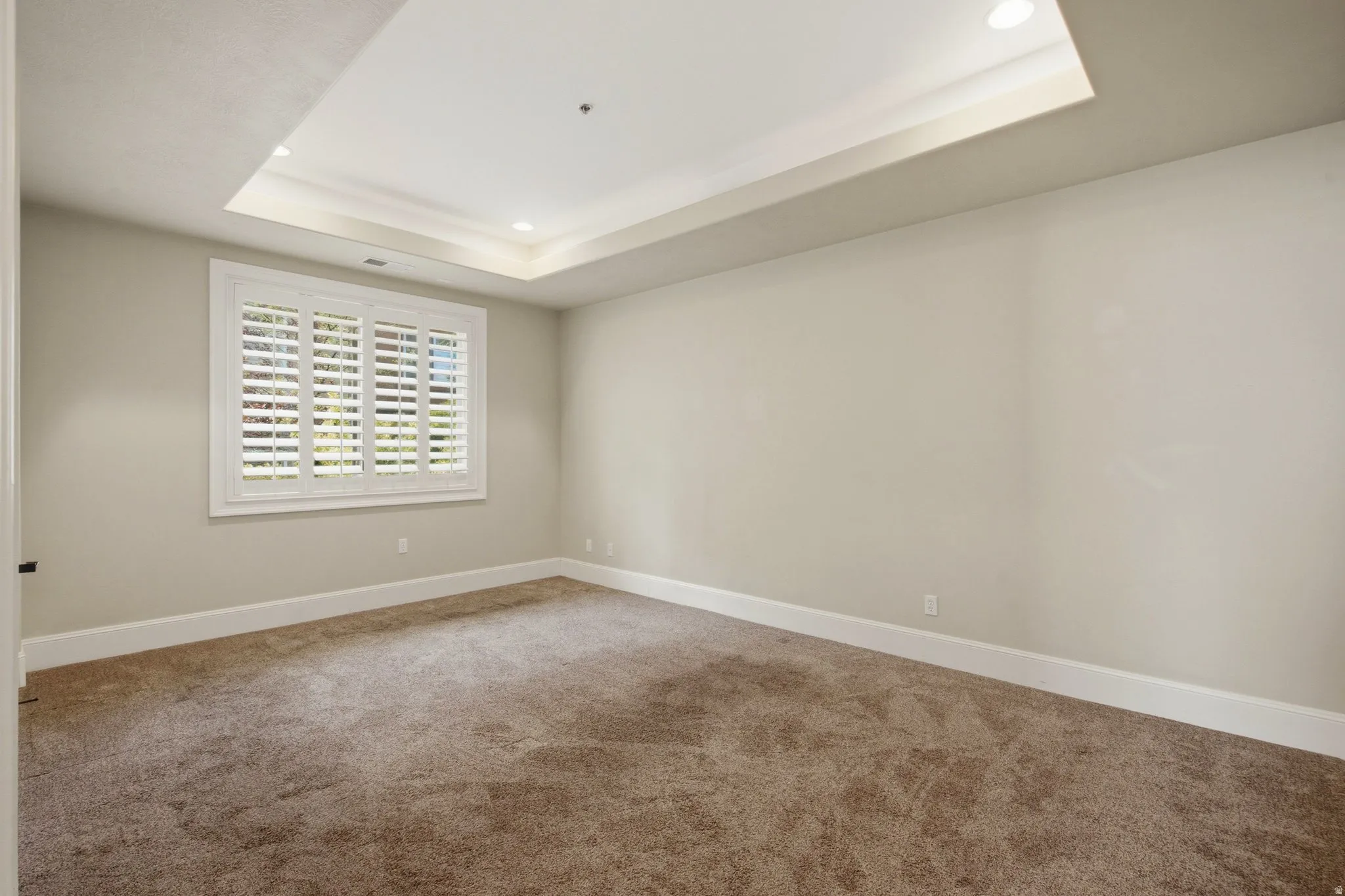 Recessed tray ceiling with integrated lighting