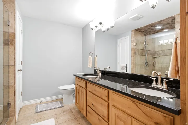 Dual vanity with a black countertop and undermount sinks