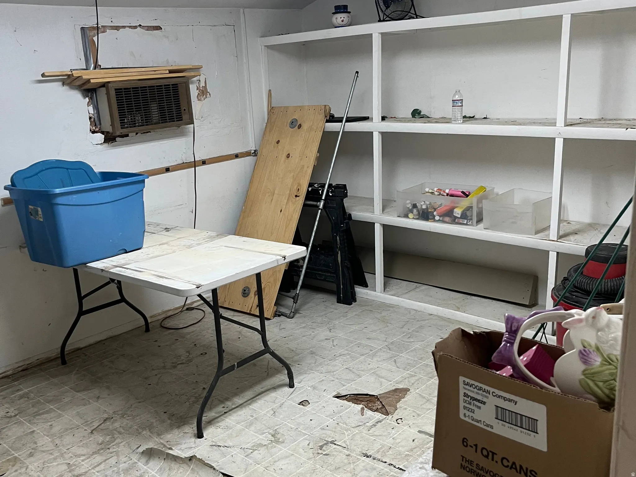 This back space can turn into a kitchen, storage space, a back office.. whatever is needed behind the scenes.