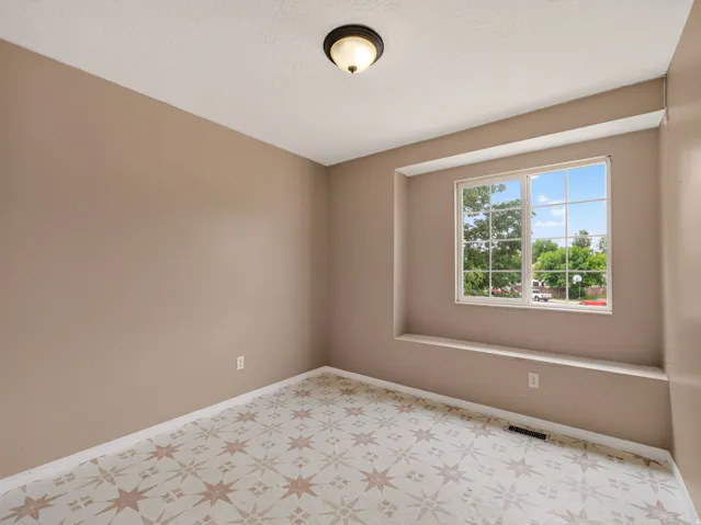 Neutral wall paint with patterned floor tiles