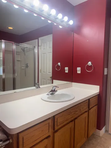 primary suite bathroom separate tub/shower actual