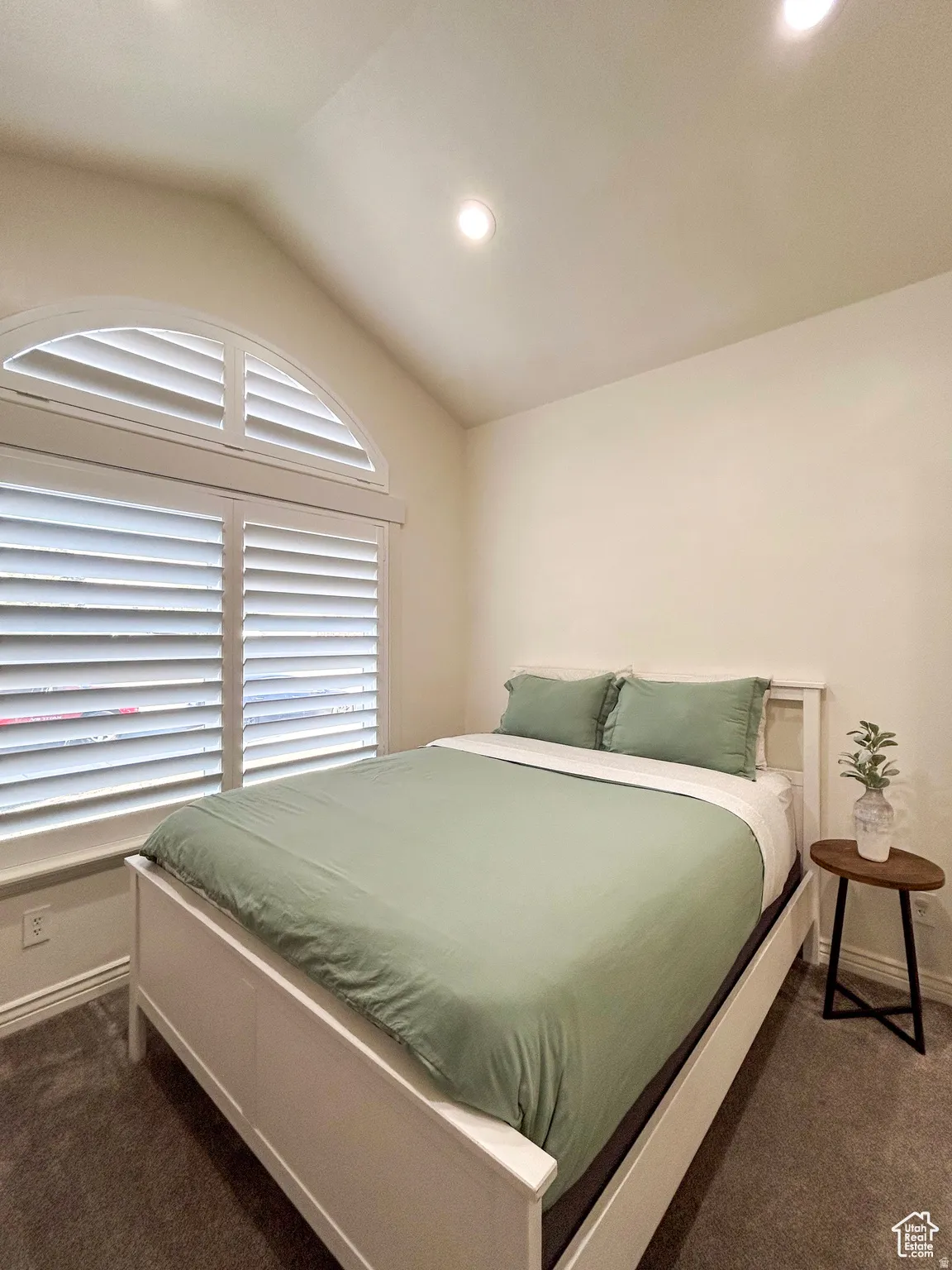 Vaulted ceiling with recessed lighting