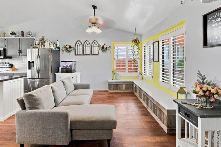 Vaulted ceiling with ceiling fan and light fixture