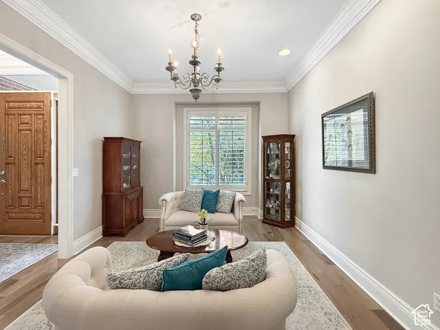 Sitting room that is an optional formal dining room.