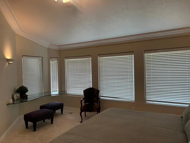 Recessed ceiling with layered crown molding