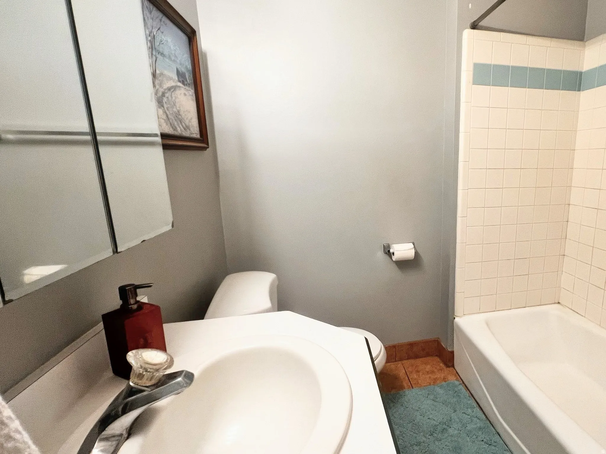 Full bathroom featuring a single vanity, a recessed medicine cabinet, and a tiled shower/tub combination