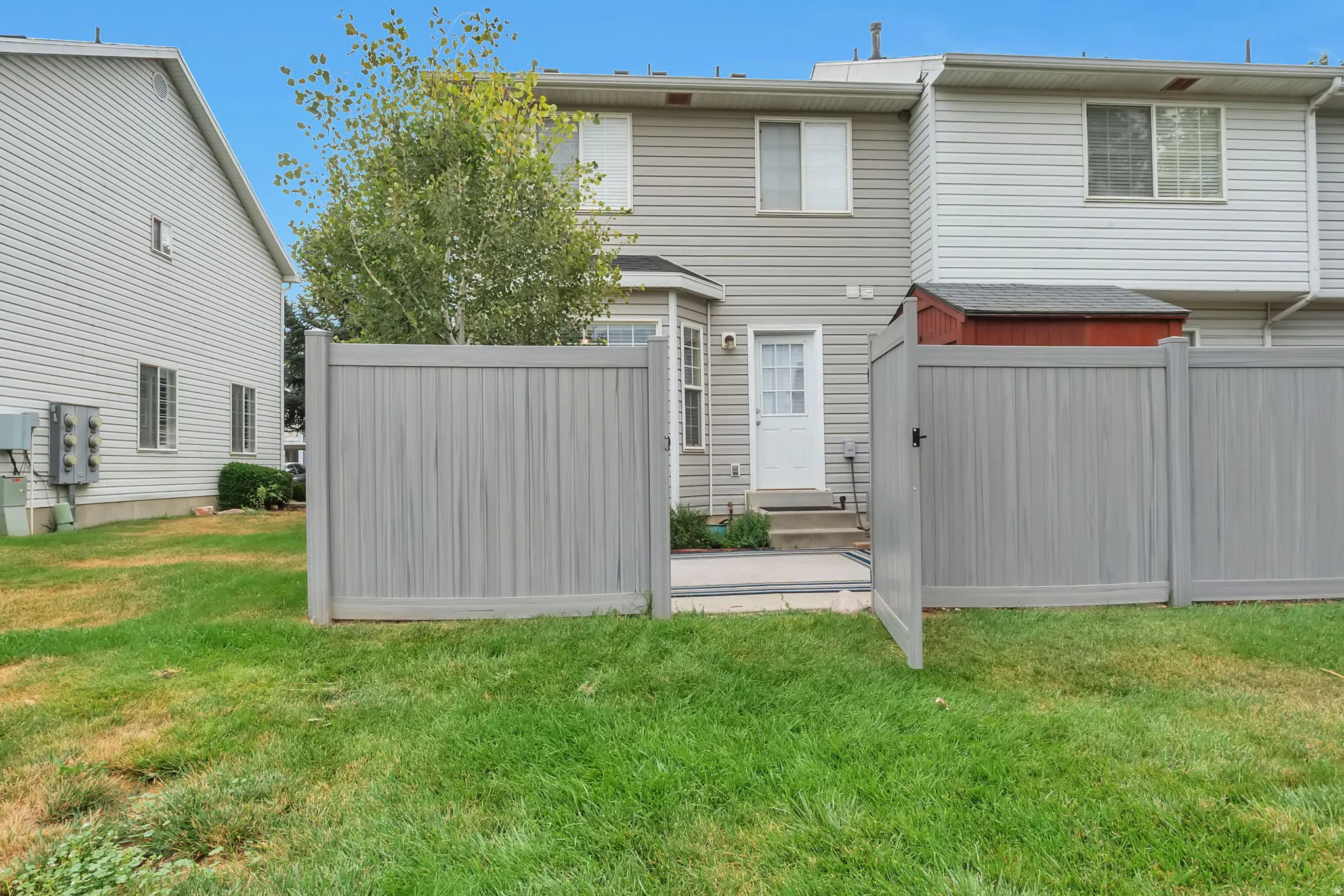 End Unit w/ private gate to huge open space behind