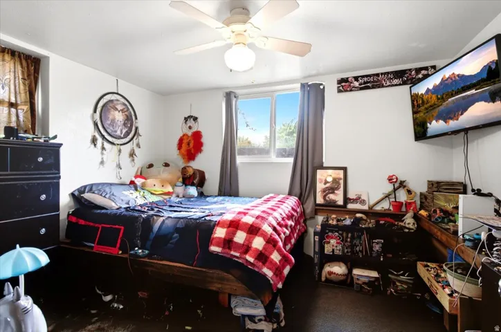 Recessed window offering natural light, complemented by a ceiling fan with integrated lighting